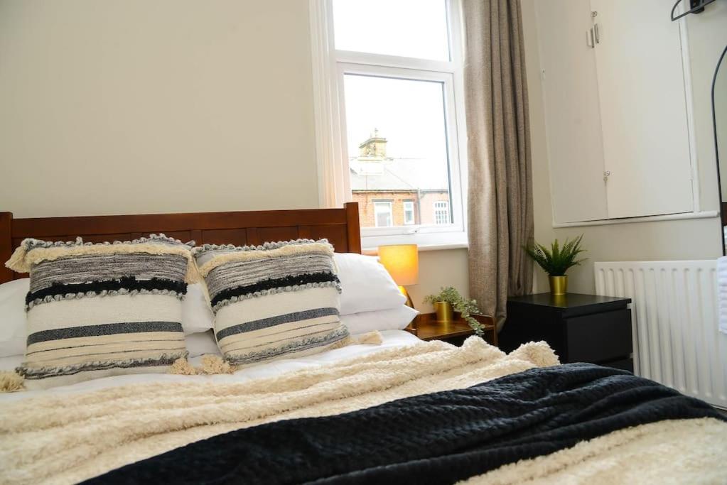 Delightful 2 Bed Town Centre House, Sleeps 4 Apartment Barnsley Exterior photo